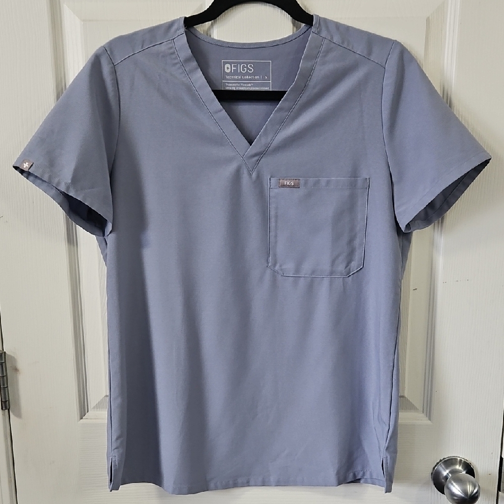 Figs Women's Short Sleeve V-Neck Shirt in Vapor Blue Space Dye